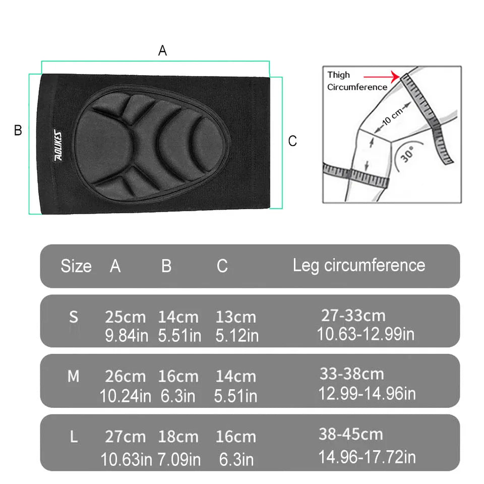 Black sports knee pads for joint support with size measurements and thigh circumference guide